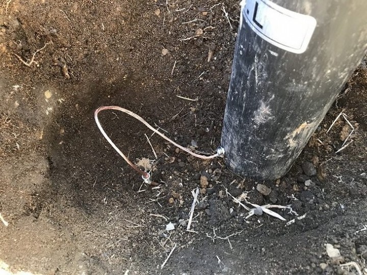 高崎市で電柱の設置と電気の配線をユニットハウスへとつなぎこみ 街の屋根やさん高崎店