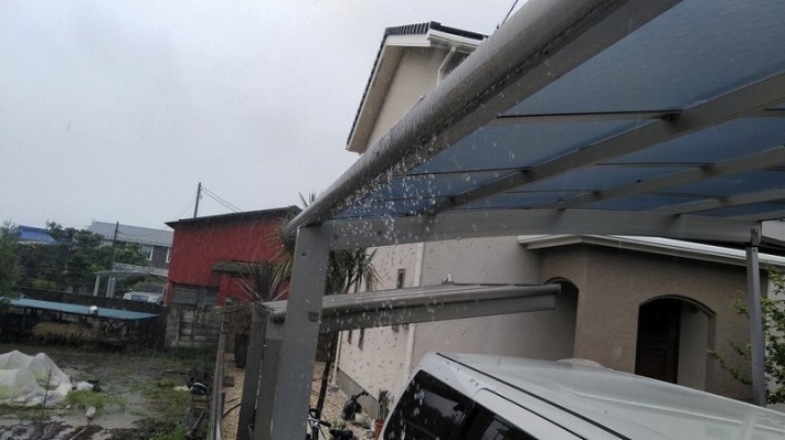 カーポートの屋根から雨水がバシャバシャ垂れている