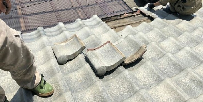 瓦を一枚ずつ取り外したところ