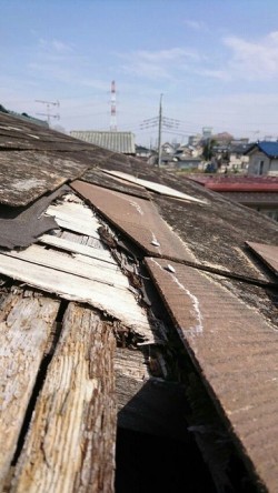 コロニアルの屋根の瓦がずれてルーフィングシートが破れて下地の野地板が傷んで穴が開いてしまった状態