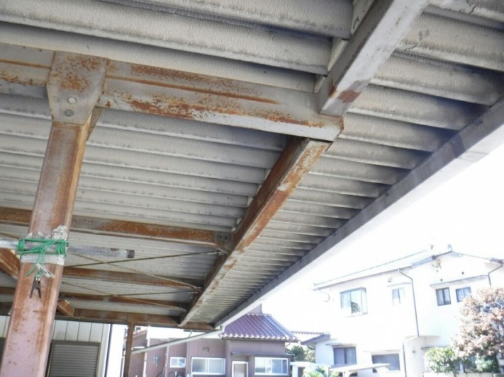 車庫の屋根の内側から見た全景