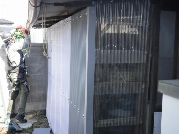 小屋側面波板完成したところ