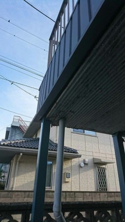ベランダの軒裏のケイカル板の排水管周りにコーキングと塗装