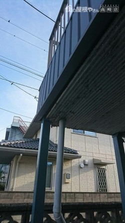 ベランダの軒裏のケイカル板の排水管周りにコーキングと塗装