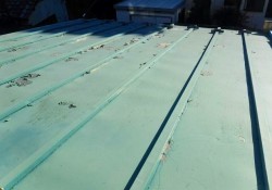 塗装の剝がれてしまった板金屋根