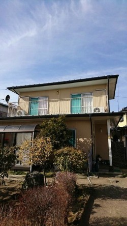 2階にベランダのある家全体正面