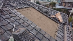 雨漏りしているところの既存の瓦を剥いだところ