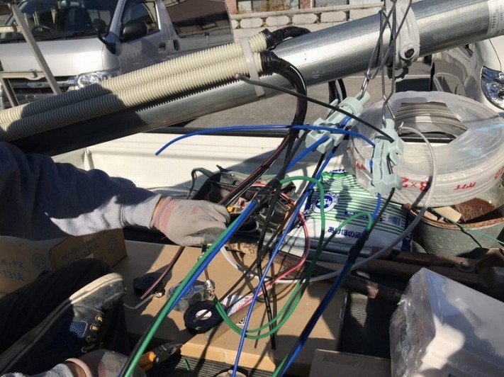 電柱に電気の配線の取り付け