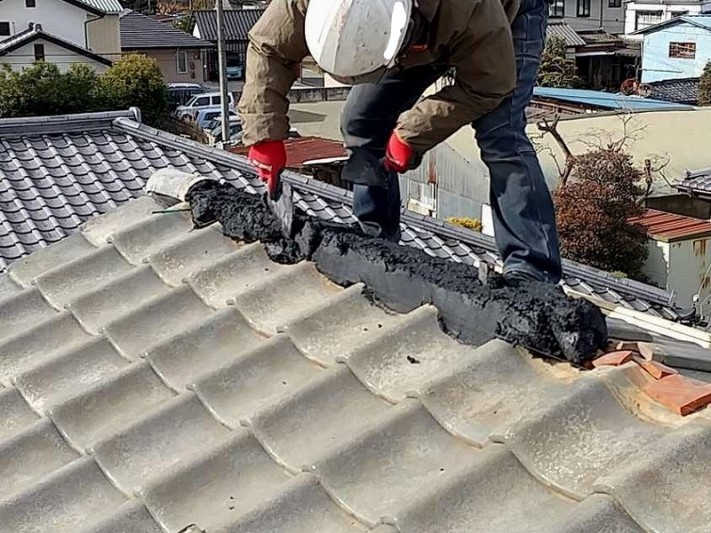棟の中央に漆喰材小手均し