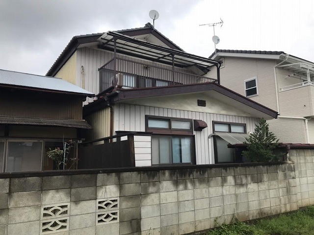 2階が瓦屋根1階が板金屋根の家