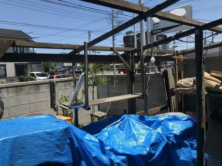 小屋全ての波板外した後内側から