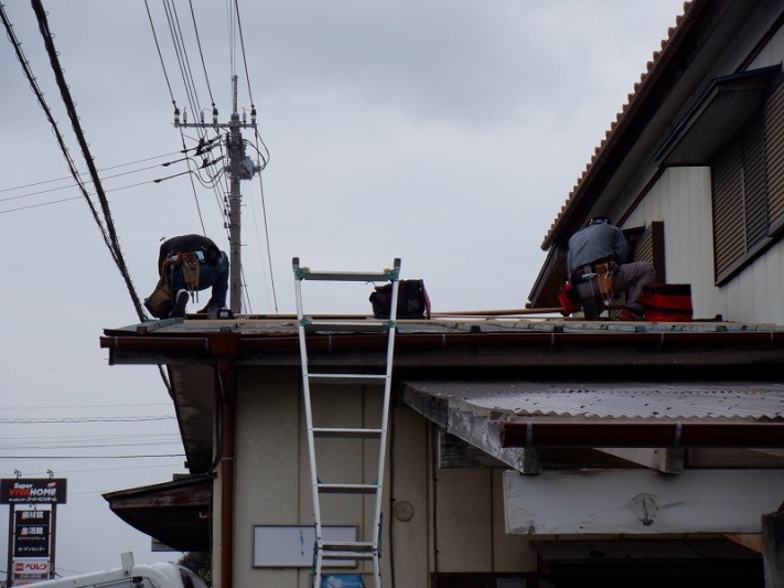 貫板取り付け中