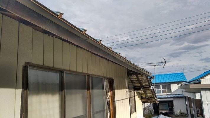2階の軒樋を見上げて