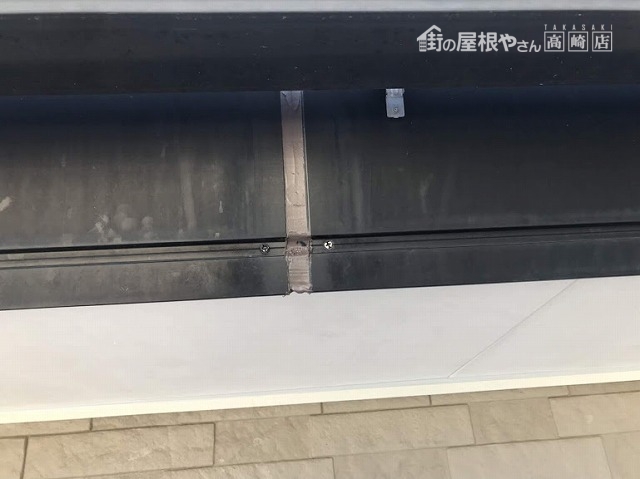 足場から見た鼻隠し板金のすき間のコーキングした後