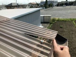 ポリカーボネイト製の波板切れているところ