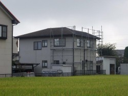 塗装用の足場組立中