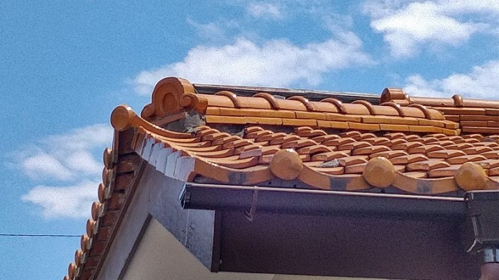 軒先の瓦近くに漆喰のかけら