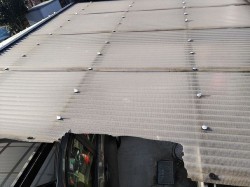 塩化ビニル製の波板が欠けているところ