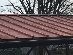 車庫の屋根色褪せ斜め近景