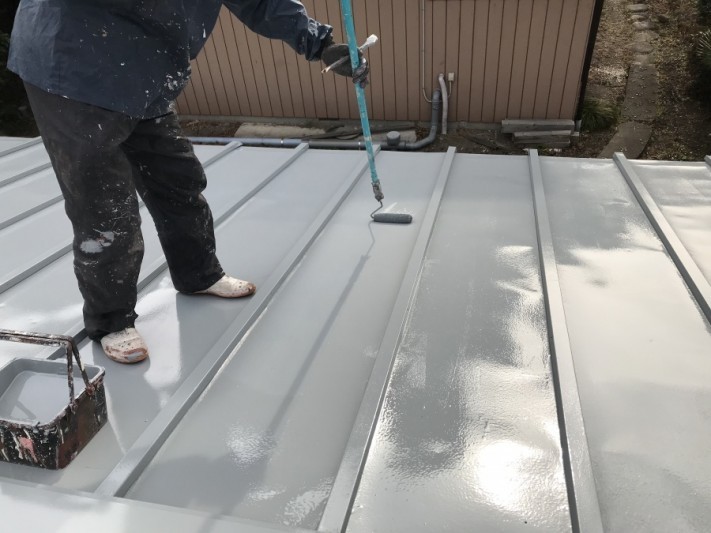 車庫の屋根の塗装上塗り途中