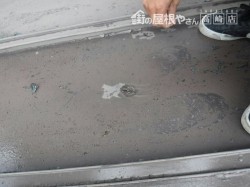板金屋根に穴の開いたところ