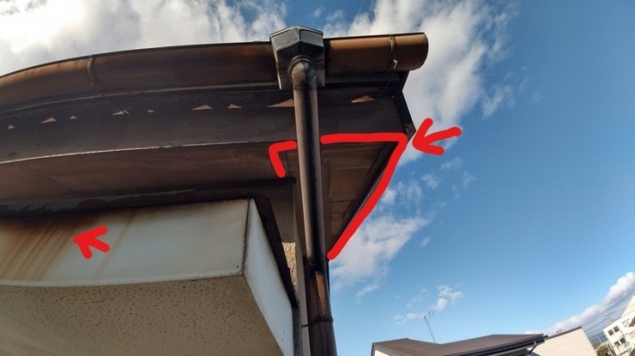 軒天井の剝がれと下屋から錆びが流れ出ている