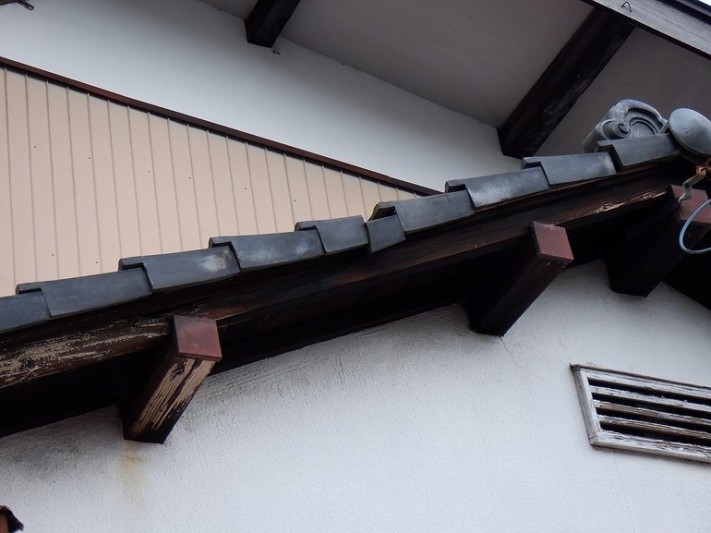 平瓦を横から見上げて