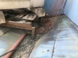 板金屋根の谷のところのゴミ