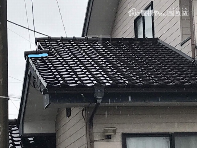 小さい棟瓦が傾いている