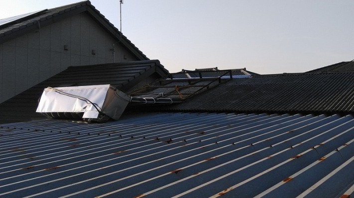 折板屋根から見た架台から転落した太陽熱温水器