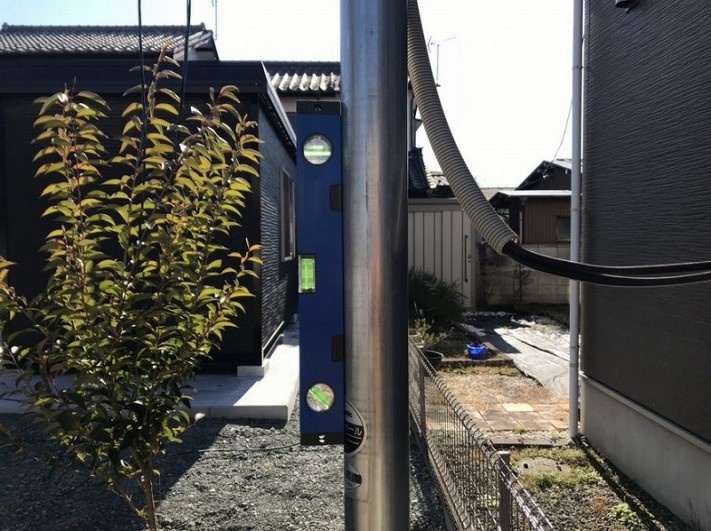 電柱に水平器を付けて設置状態を確認