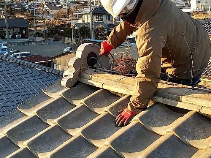 二段目の「のし瓦」の積み上げと鬼瓦の裏に漆喰材_