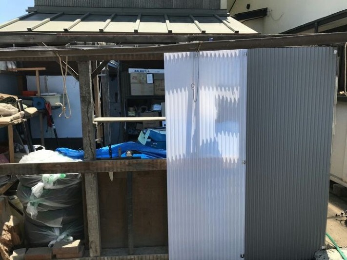 小屋側面取り付け中