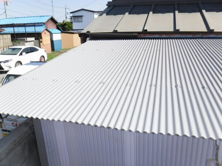 小屋波板屋根完成