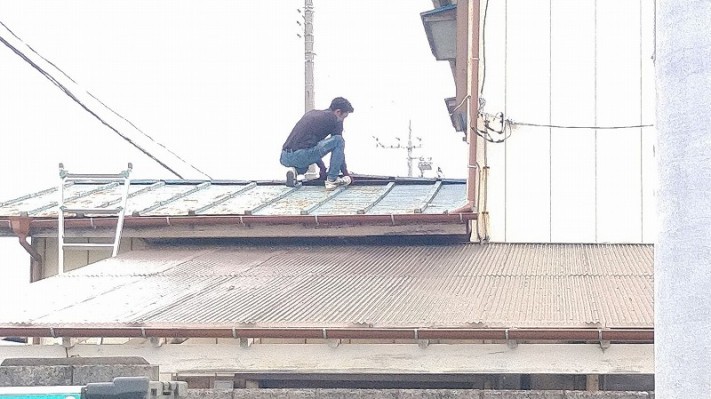 既存の棟板金の浮き確認中