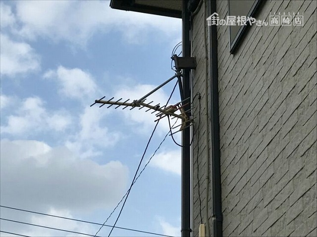 強風により折れたアンテナ