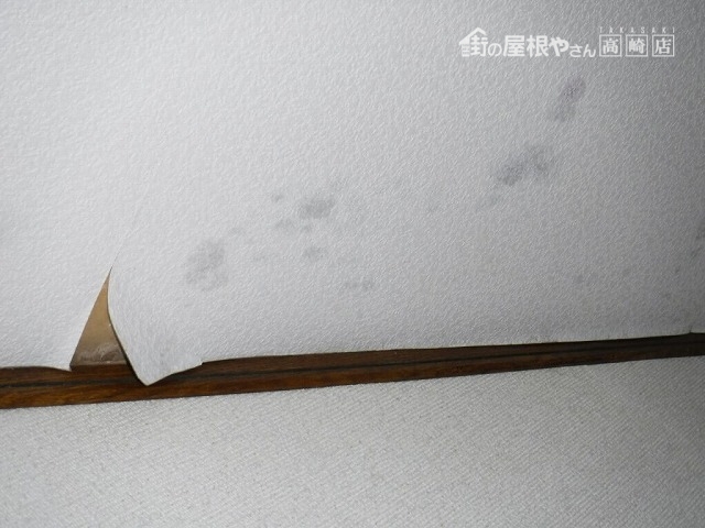 玄関天井の雨漏りによるクロスの剥がれ