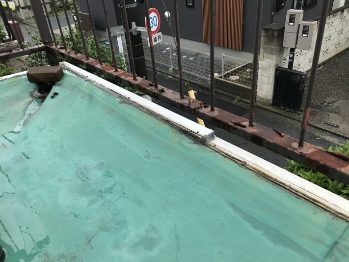 シート防水の端末押さえ金具が段になっている
