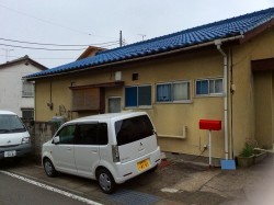 雪害により垂れ下がった状態の雨どい