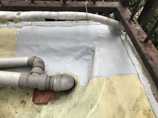 防水シートを部分補修した後