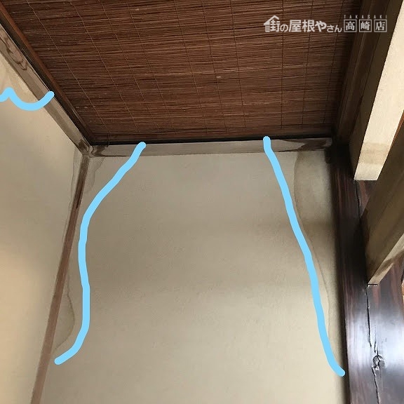 床の間の壁と廻り縁の雨漏りのシミ
