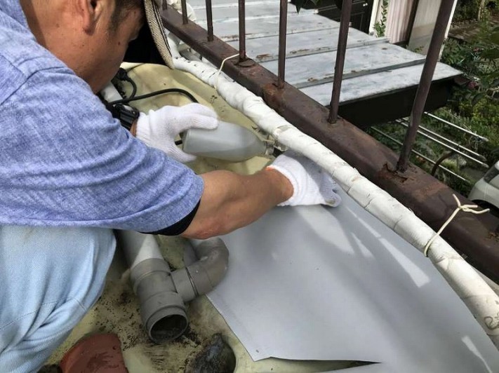 防水シート裏に接着剤
