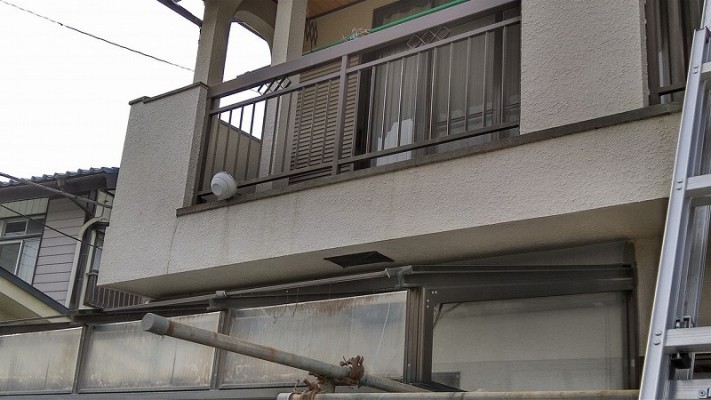 手すり壁の縦のクラック