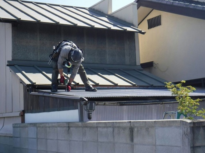 小屋波板屋根ねじ止め中