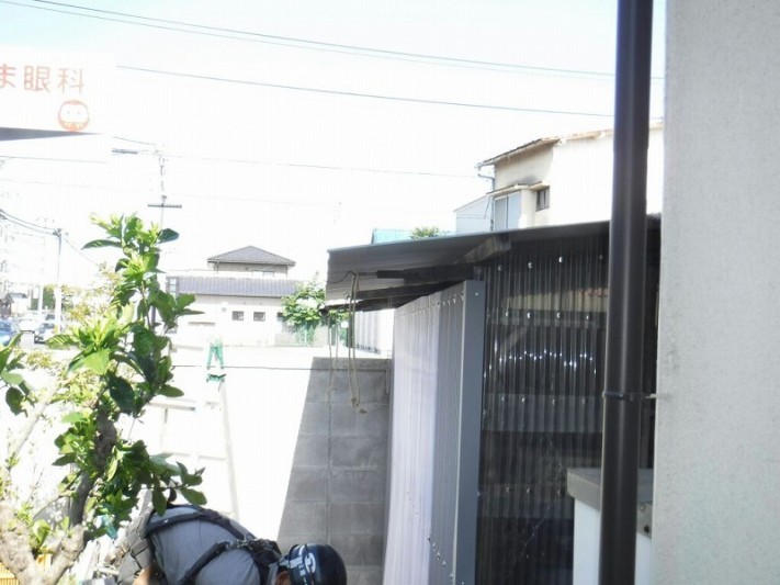 小屋雨樋外してある状態