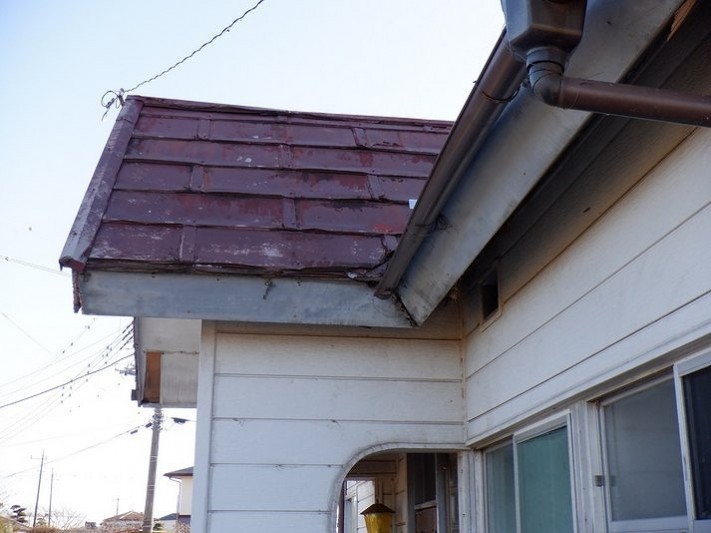 玄関のトタン屋根