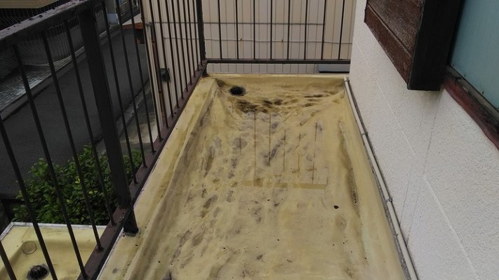 雨水のたまったしわしわの防水シート