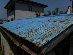 農機具小屋の南側のトタンの波板の錆び