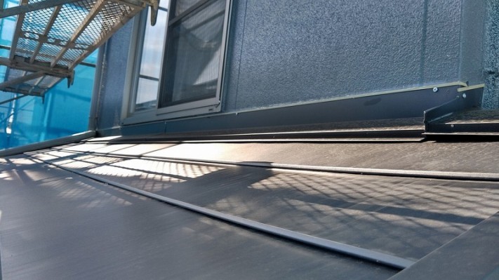 下屋の雨押さえ板金にコーキング