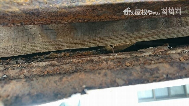 軒裏のトタン波板の裏側のサビ